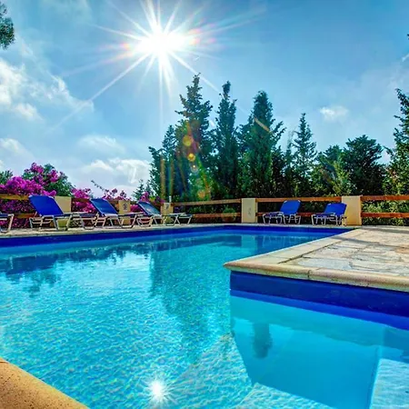 Sleeps 6 Pool Air Con Wifi