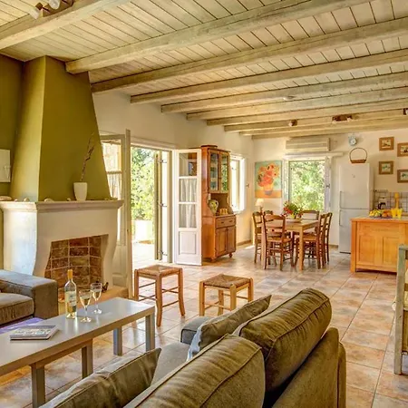 Sleeps 6 Pool Air Con Wifi Khalikeri