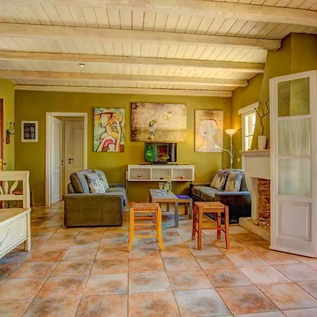 Sleeps 6 Pool Air Con Wifi